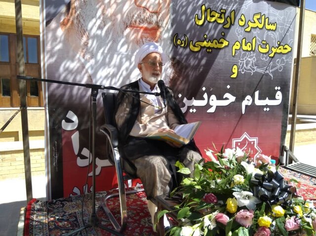 امام راحل فصل جدیدی از تحول را در تاریخ ایران و بشریت آغاز کرد 