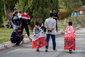 حضور تماشاگران اراکی مقابل ورزشگاه امام خمینی (ره) اراک