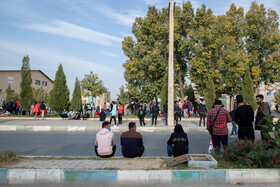 حضور تماشاگران اراکی مقابل ورزشگاه امام خمینی (ره) اراک