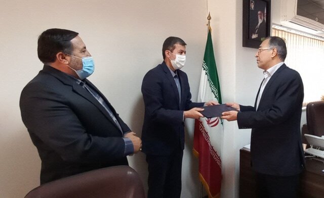 حکم انتصاب شهردار ساوه به وی اعطا شد حکم انتصاب شهردار ساوه به وی اعطا شد