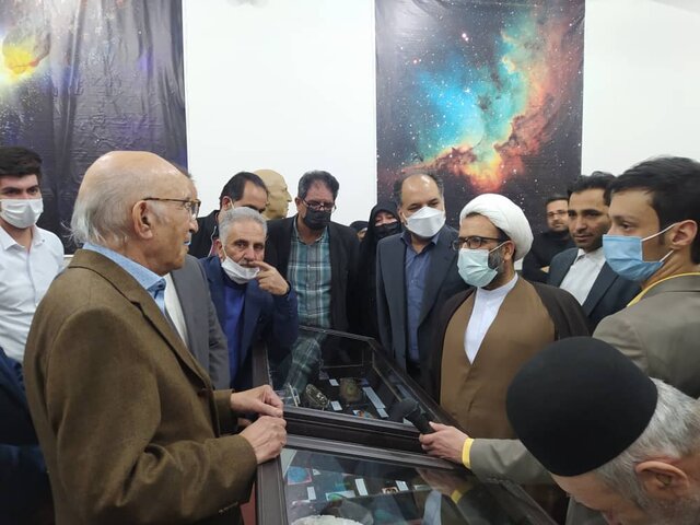 قطعه شهاب سنگ به موزه شهاب سنگ نراق اهدا شد قطعه شهاب سنگ به موزه شهاب سنگ نراق اهدا شد