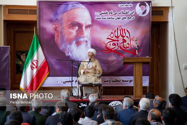 امام خمینی(ره) حق بزرگی به گردن بشریت دارد