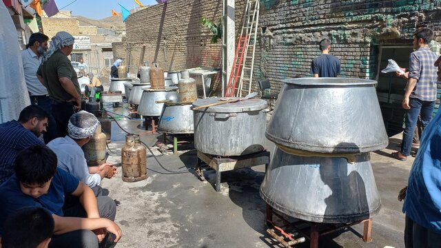 مشارکت ستاد فرمان امام استان مرکزی در پخت بیش از ۱۴۰ هزار پرس غذا در عید غدیر