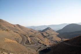 شهر تفرش در میان کوه های فلات مرکزی ایران محصور شده است و گردنه نقرهکمر با پیچ و خمهای فراوان یکی از محورهای اصلی تفرش به شمار میرود.