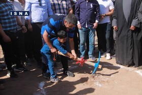 کلنگ احداث زمین چمن عشایری در زرندیه به زمین زده شد