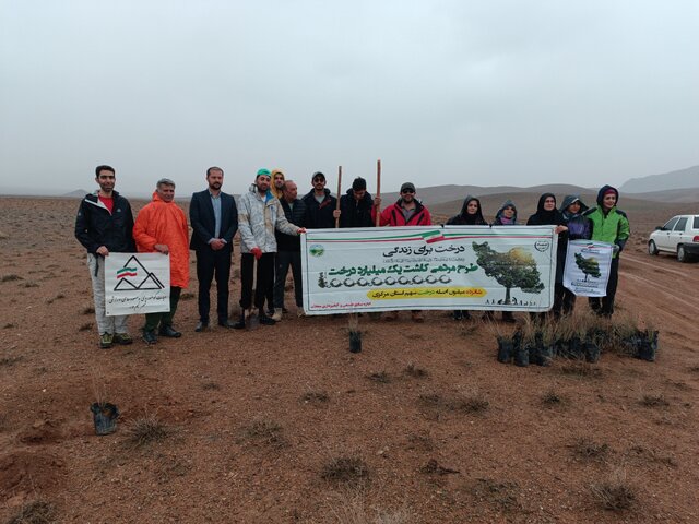 کاشت بیش از ۱۰۰ نهال در منطقه آبخیزداری روستای گلچشمه محلات