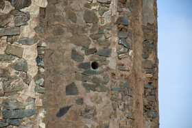 میل‌میلونه می‌تواند تنها بخش باقیمانده از یک بنا یا برج نگهبانی باشد. شباهت آن به یک ستون از چهارطاقی و پایه‌های باقیمانده از آتشکده آتشکوه، احتمال آتشکده بودن آن را نیز مطرح می‌کند.