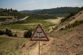 مازندران به علت شرایط اقلیمی  و اراضی حاصلخیزش  قطب اصلی کشت برنج در کشور محسوب میشود اما  به علت کاهش نزولات آسمانی و افزایش دمای هوا  در این سالها با معضل جدی کمبود آب  مواجه است و برخی از اراضی تحت کشت برنج به علت کمبود آب خشک شده و خساراتی برای کشاورزان مازندرانی به وجود آورده است. از سوی دیگر این خشکسالیها بروی زیستگاه پرندگان و موجودات آبزی نظیر آب بندان لپو زاغمرز بهشهر تاثیرات مخربی دارد . ایجاد سدها در مسیل رودخانه ها از دیگر مشکلاتی است که مازندران با آن دست پنجه نرم میکند.