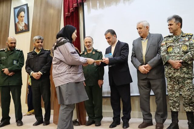 شاعران دفاع مقدس در مسیر شهدا حرکت میکنند