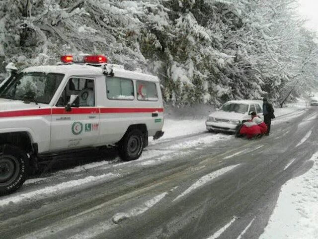 امدادرسانی به ۵۰۰ نفر از متاثرین برف و سرما در جاده‌ها مازندران