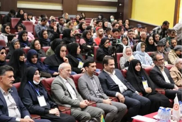 معلولان در قالب هنر مطالبات خود را به مسئولان اعلام میکنند