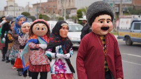 شاد پیمایی عروسکی با تن پوش اقوام ایرانی در محمودآباد