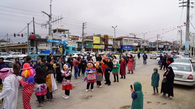 شاد پیمایی عروسکی با تن پوش اقوام ایرانی در محمودآباد