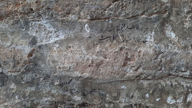 دیوارنویسی طلاب قاجاری بر دیواره مسجد- مدرسه فرحآباد