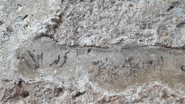 دیوارنویسی طلاب قاجاری بر دیواره مسجد- مدرسه فرحآباد