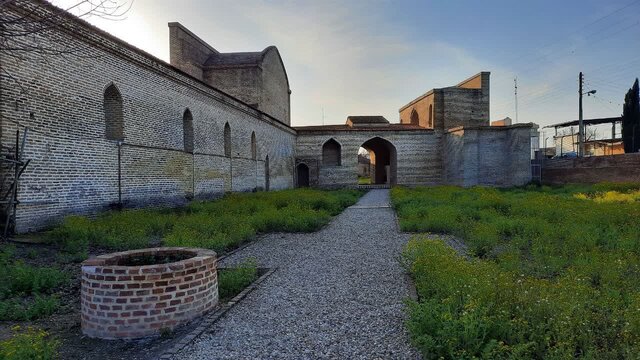 دیوارنویسی طلاب قاجاری بر دیواره مسجد- مدرسه فرحآباد