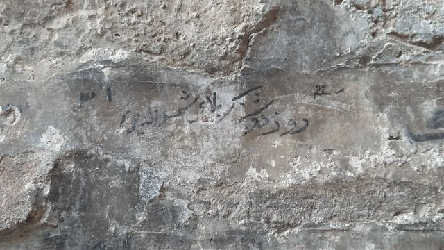 دیوارنویسی طلاب قاجاری بر دیواره مسجد- مدرسه فرحآباد