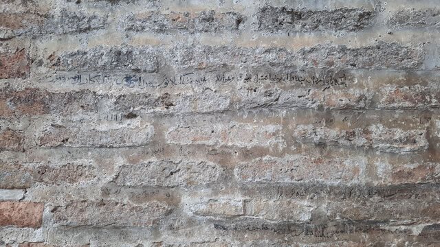 دیوارنویسی طلاب قاجاری بر دیواره مسجد- مدرسه فرحآباد