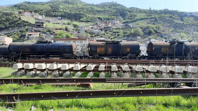 اینجا قطار یک شهر متحرک است