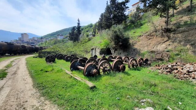 اینجا قطار یک شهر متحرک است