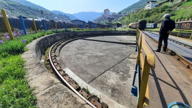 اینجا قطار یک شهر متحرک است