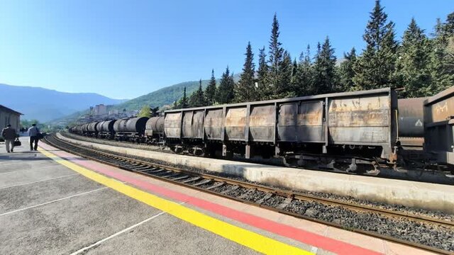 اینجا قطار یک شهر متحرک است