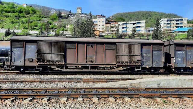 اینجا قطار یک شهر متحرک است