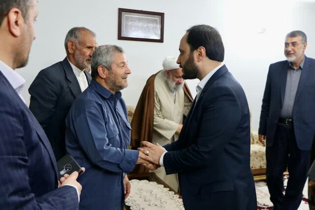 بهادری با خانواده دو شهید مدافع حرم بابل دیدار کرد/جشن تولد فرزند شهید طاهر با حضور سخنگوی دولت