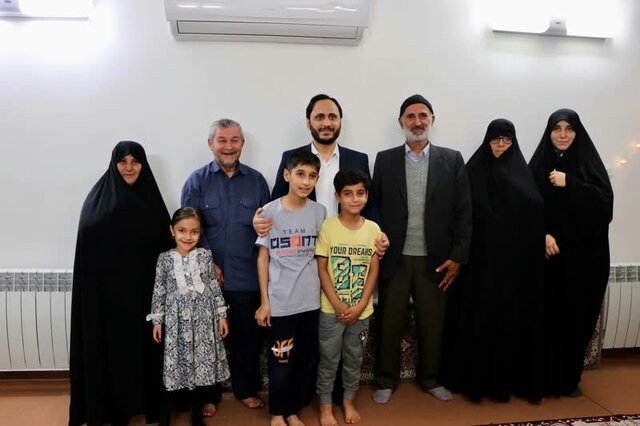 بهادری با خانواده دو شهید مدافع حرم بابل دیدار کرد/جشن تولد فرزند شهید طاهر با حضور سخنگوی دولت