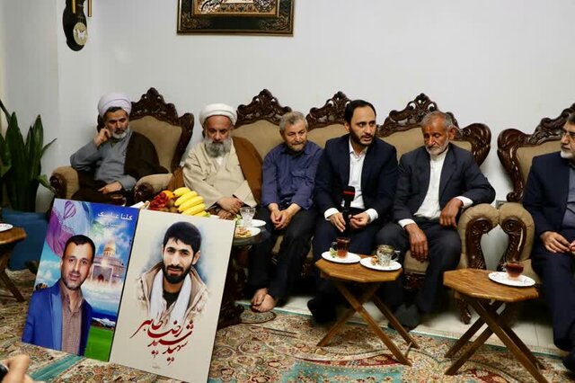بهادری با خانواده دو شهید مدافع حرم بابل دیدار کرد/جشن تولد فرزند شهید طاهر با حضور سخنگوی دولت