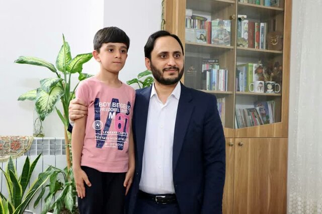 بهادری با خانواده دو شهید مدافع حرم بابل دیدار کرد/جشن تولد فرزند شهید طاهر با حضور سخنگوی دولت