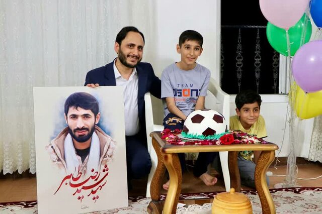 بهادری با خانواده دو شهید مدافع حرم بابل دیدار کرد/جشن تولد فرزند شهید طاهر با حضور سخنگوی دولت