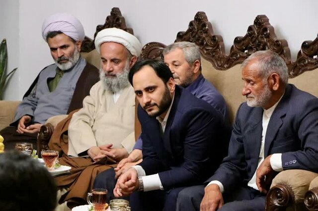بهادری با خانواده دو شهید مدافع حرم بابل دیدار کرد/جشن تولد فرزند شهید طاهر با حضور سخنگوی دولت