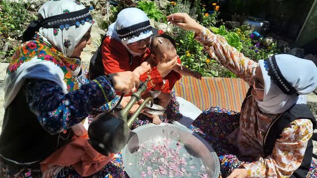 "سوری‌شوران" نوزادان در آغوش گلبرگ‌ها و نوای پیرغلامان