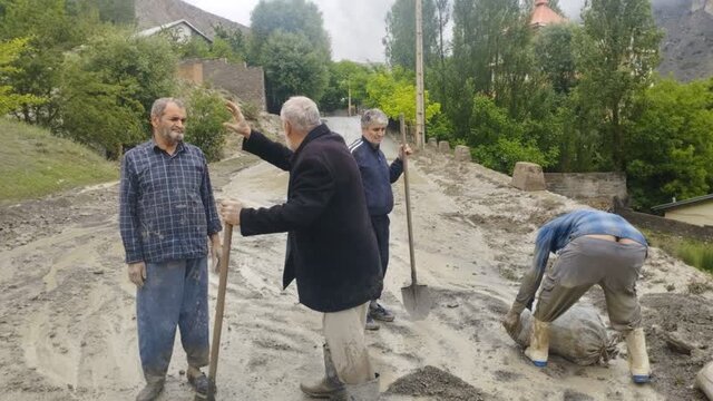 باران سیل آسا به تاسیسات ۴ روستای بخش لاریجان آمل خسارت وارد کرد/ ریزش سنگ درجاده هراز