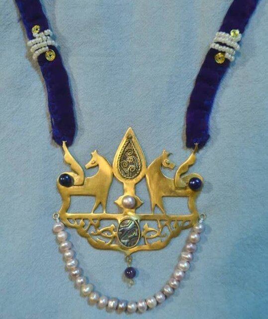 تصویرگر جهان قصههای ایرانی در زیورآلات مفهومی