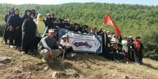 پرچم غدیر توسط دختران بسیجی مازندران در ارتفاعات آمل برافراشته شد