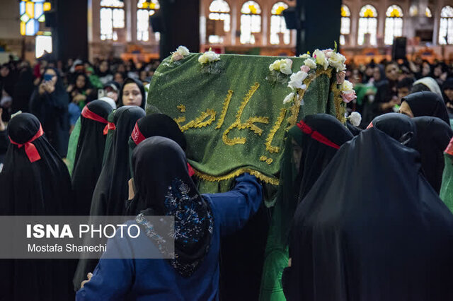 زمزمه لالایی رباب درگوش شیرخوارگان حسینی