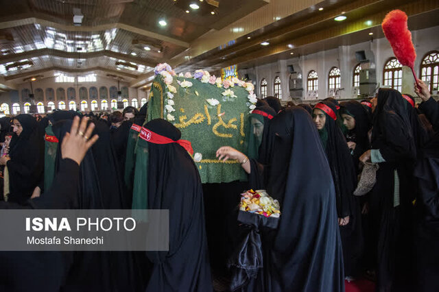 زمزمه لالایی رباب درگوش شیرخوارگان حسینی