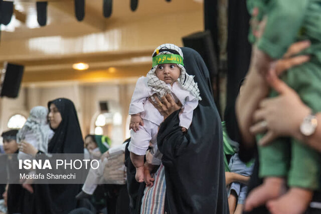 زمزمه لالایی رباب درگوش شیرخوارگان حسینی