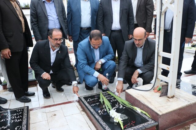 حضور وزیر آموزش و پرورش در گلزار شهدا ساری و ادای احترام به مقام شامخ شهدا