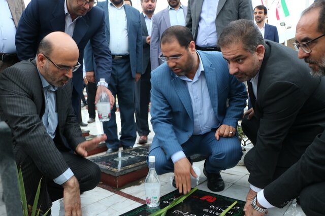 حضور وزیر آموزش و پرورش در گلزار شهدا ساری و ادای احترام به مقام شامخ شهدا