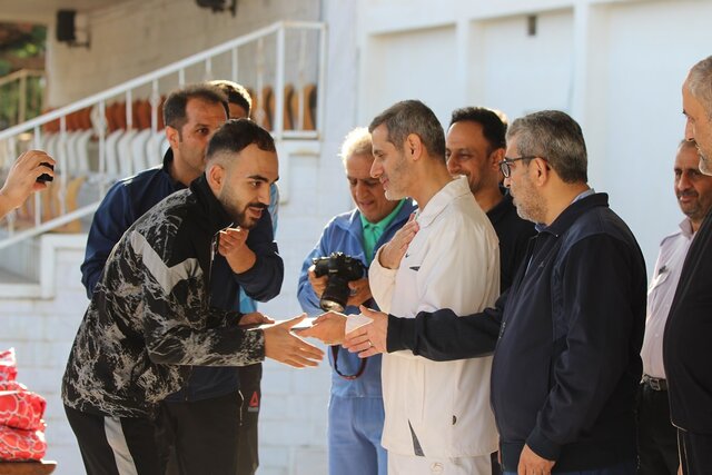 نائبقهرمان لیگ جهانی کاراته مدال خود را به فرزند شهید اهداء کرد