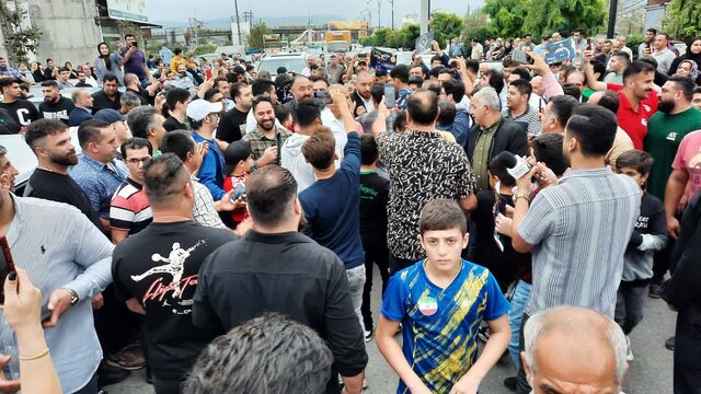 پادشاه سنگین وزن کشتی جهان با دو نشان طلا وارد زادگاهش شد