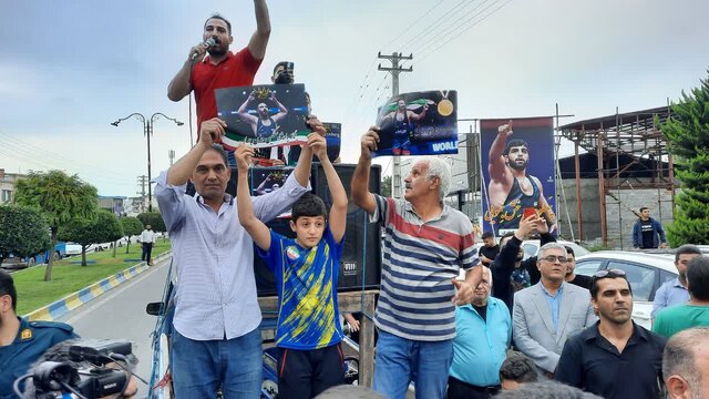 پادشاه سنگین وزن کشتی جهان با دو نشان طلا وارد زادگاهش شد