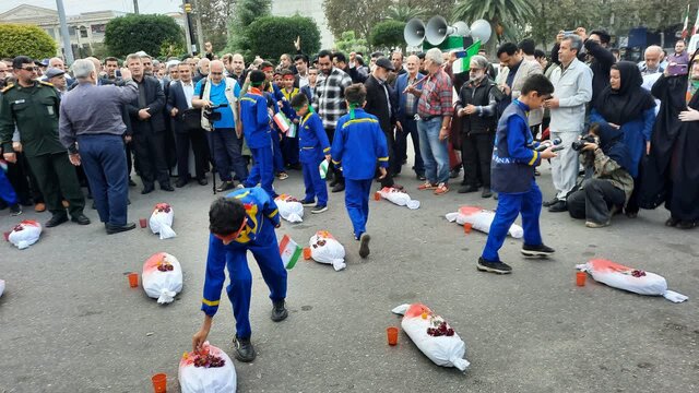 دانش آموزان آملی برای شهدای دانش آموز غزه گلباران کردند