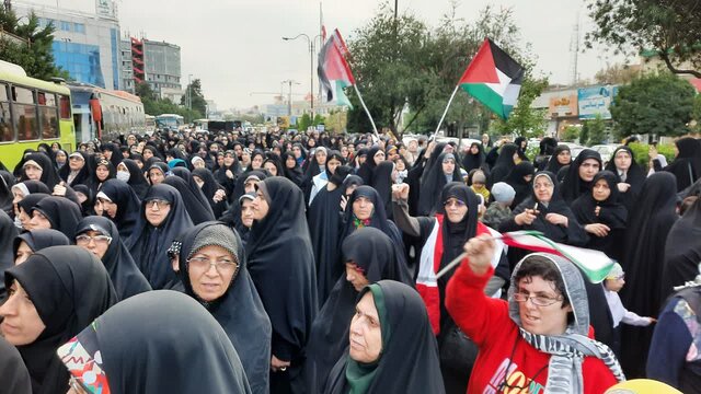 دانش آموزان آملی برای شهدای دانش آموز غزه گلباران کردند