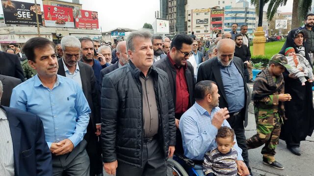 دانش آموزان آملی برای شهدای دانش آموز غزه گلباران کردند
