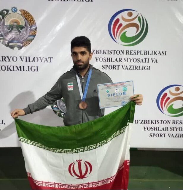 استقبال آملیها از مدالآور مسابقات جهانی کشتی سنتی