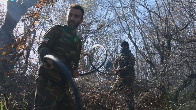 حضور گسترده بسیجیان در مهار آتش سوزی جنگل های تنکابن